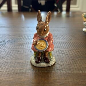 Vintage Preowned Royal Doulton Buntie Bunnykins “Helping Mother”